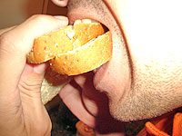 Foto de uma pessoa comendo um p?o vorazmente