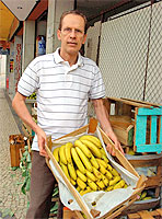 Foto de Falconi segurando uma caixa com bananas