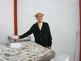 Falconi mostrando peixe