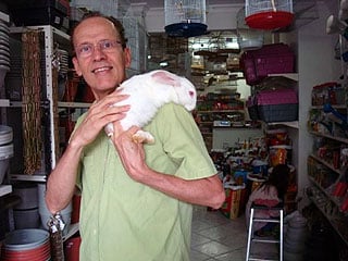 Armando Falconi com um coelho