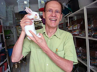 Armando Falconi com o coelho