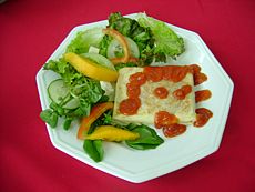 Foto de um prato com salada e um
crepe