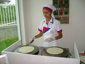 Foto de uma cozinheira preparando o crepe