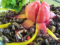 foto de uma salada de berinjela com tomate enfeitando