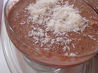 foto de um recipiente de vidro com musse de chocolate de bombom