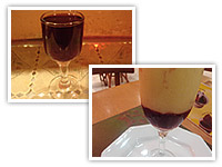 Uma ta�a de licor de cassis e uma de suco de manga se misturando