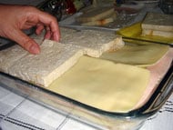 preparação da torta salgada para o lanche