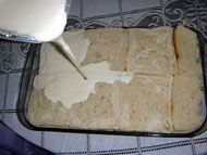 colocando o molho para finalizar a torta salgada