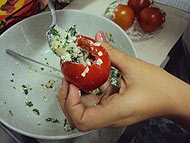 Colocando recheio nos tomates