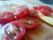 Enquanto frita, corte em fatias 150 gramas de tomate cereja
