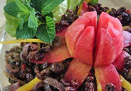foto de uma salada de berinjela com tomate enfeitando