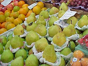 Foto de uma banca de frutas com várias peras