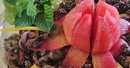 foto de uma salada de berinjela com tomate enfeitando