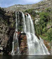 Foto de uma cachoeira da Serra do Cip?