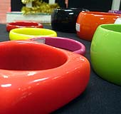 Foto de mesa
com muitas pulseiras coloridas