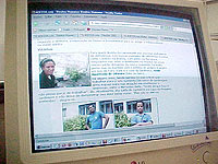 Computador com uma mat�ria do Direitos Humanos da ACESSA.com na tela