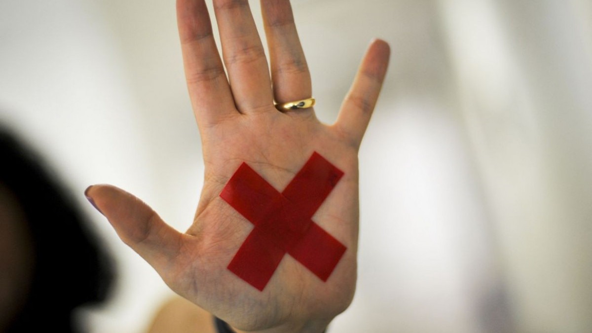O sinal &ldquo;X&rdquo; feito com batom vermelho (ou qualquer outro material) na palma da m&atilde;o ou em um peda&ccedil;o de papel, o que for mais f&aacute;cil, permite que a pessoa treinada reconhe&ccedil;a que aquela mulher foi v&iacute;tima de viol&ecirc;ncia dom&eacute;stica e, assim, acione a Pol&iacute;cia Militar.