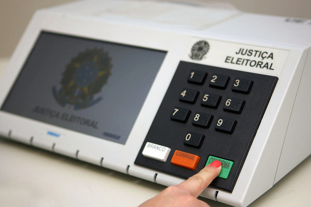Cartório Eleitoral de Juiz de Fora conclui carga de 1.350 urnas para a  votação no domingo (30)