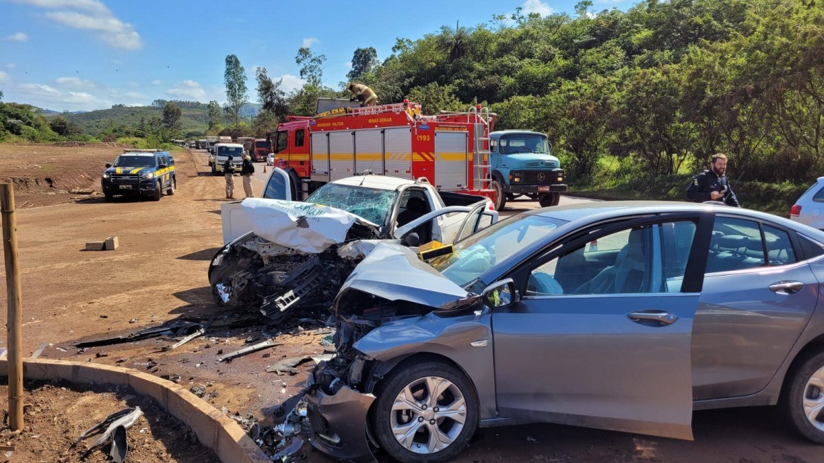 Bombeiros Resgatam V timas De Acidente Automobil stico Na BR 040 Juiz De Fora MG