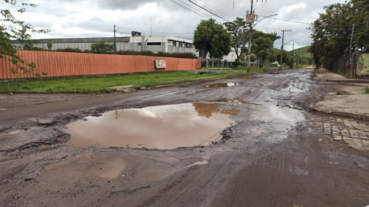 Ruas do Distrito Industrial apresentam buracos e falta de drenagem
