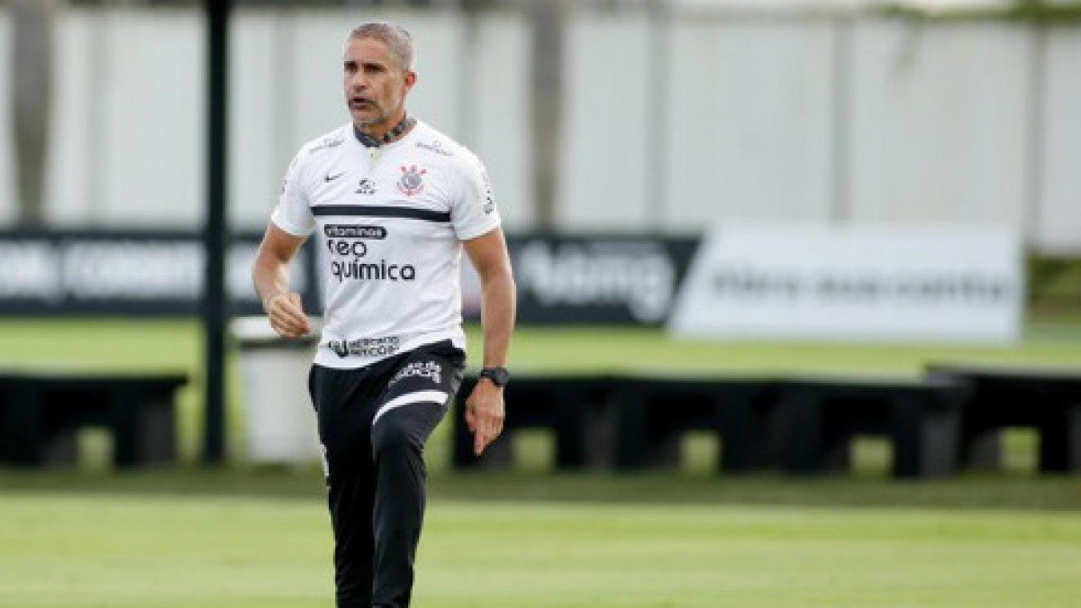 Albânia surpreende e anuncia Sylvinho como novo técnico da seleção