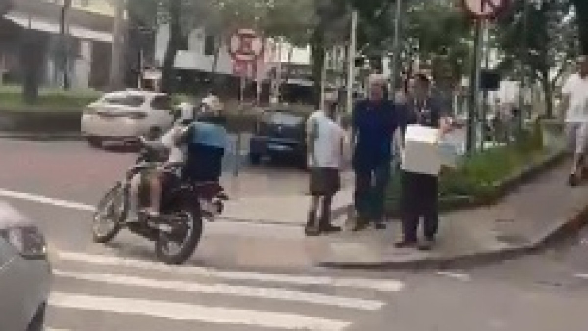 Dupla em motocicleta avançou pela Avenida Rio Branco, atravessando as faixas de pedestre 