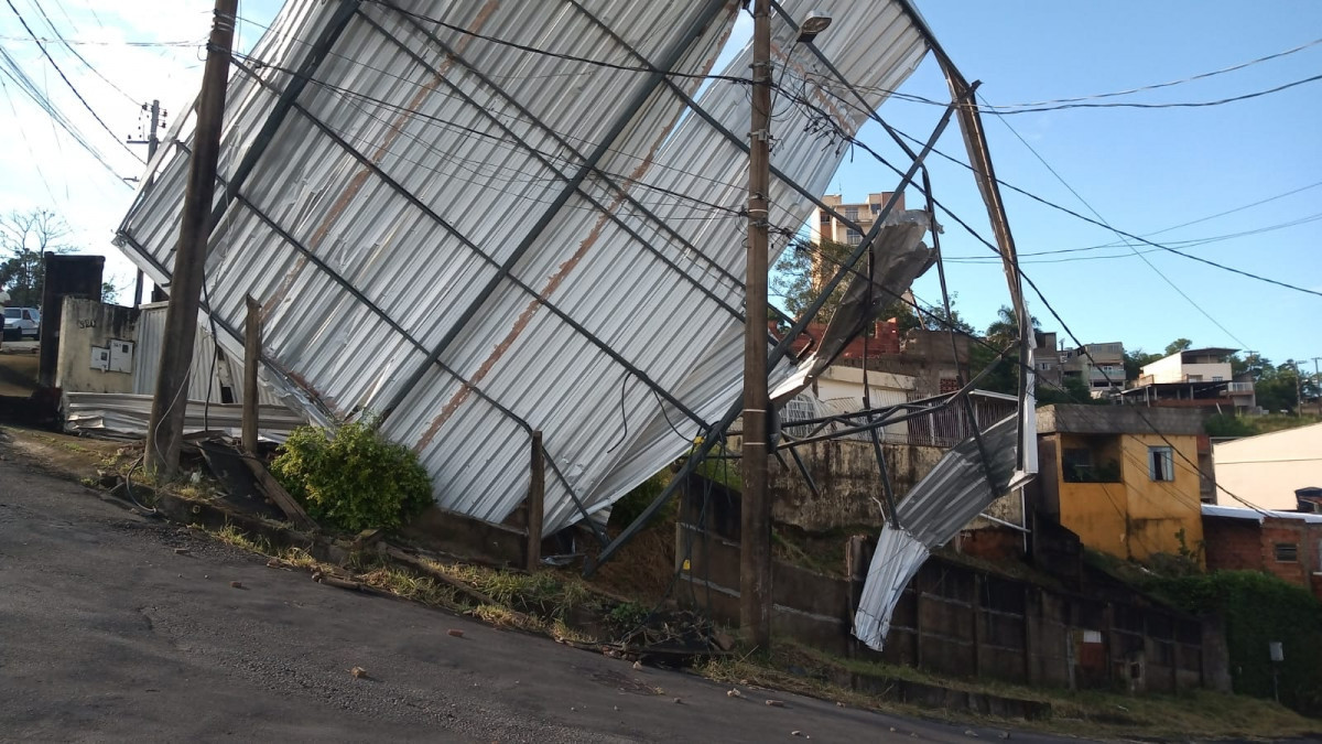 Estrutura metálica cai em casa no bairro São Geraldo