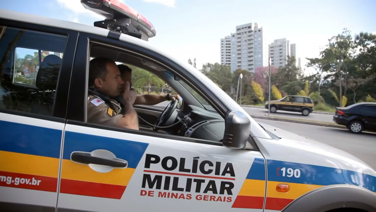 Viatura e policiais