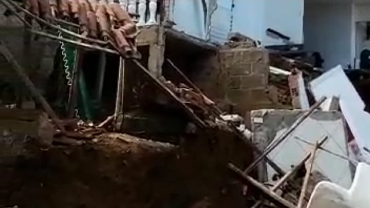 Casa desabou no bairro Ipiranga após início de obras no terreno vizinho