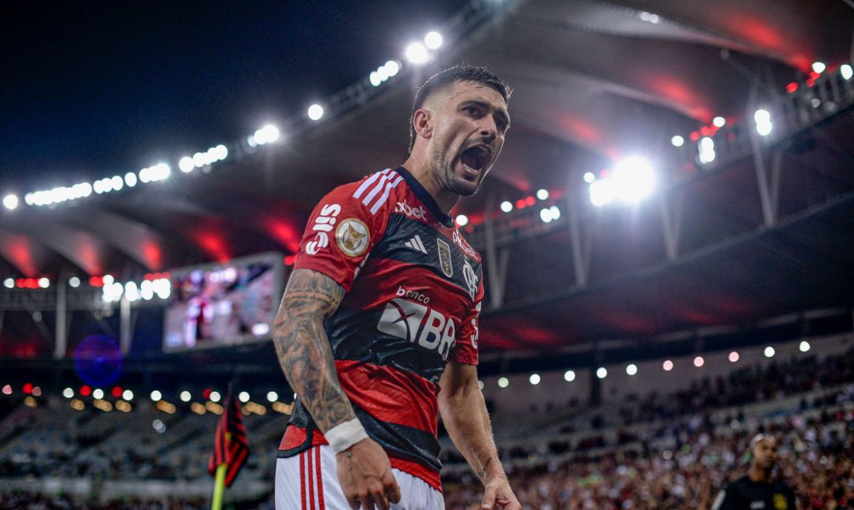 Arrascaeta faz mágica, Flamengo vence Bragantino e agita Brasileirão