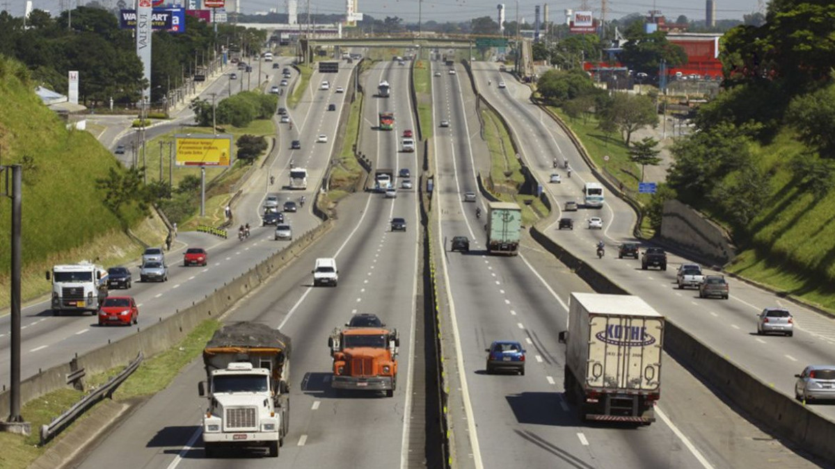 Via Dutra permanece com restrições em trecho no sentido São Paulo Via Dutra permanece com restrições em trecho no sentido São Paulo