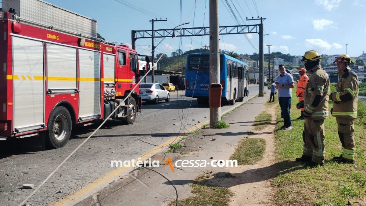Ônibus bate em poste na Avenida Brasil, em Juiz de Fora