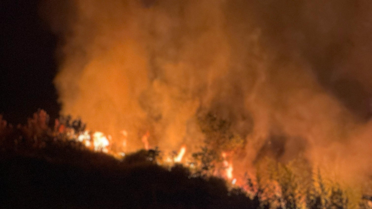 Bombeiros combatem inc&ecirc;ndio em pasto no Bairro Santo Ant&ocirc;nio