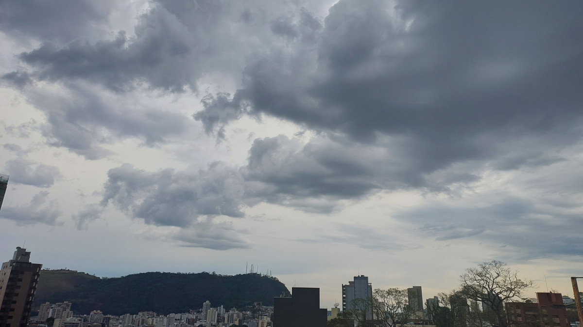 Alerta vale até a manhã de quinta-feira (6) e prevê chuva forte, ventos intensos, risco de granizo e possibilidade de alagamentos em Juiz de Fora.