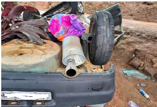 Vítimas ficaram presas às ferragens; condutor foi socorrido e levado ao Hospital Regional de Barbacena