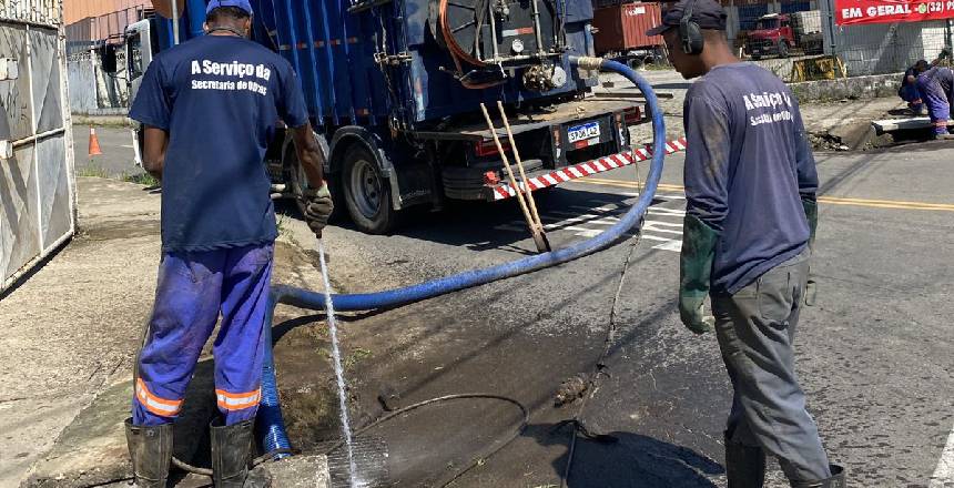 Acúmulo de resíduos, principalmente plásticos, segue como principal causa de obstruções e aumenta risco de alagamentos na cidade