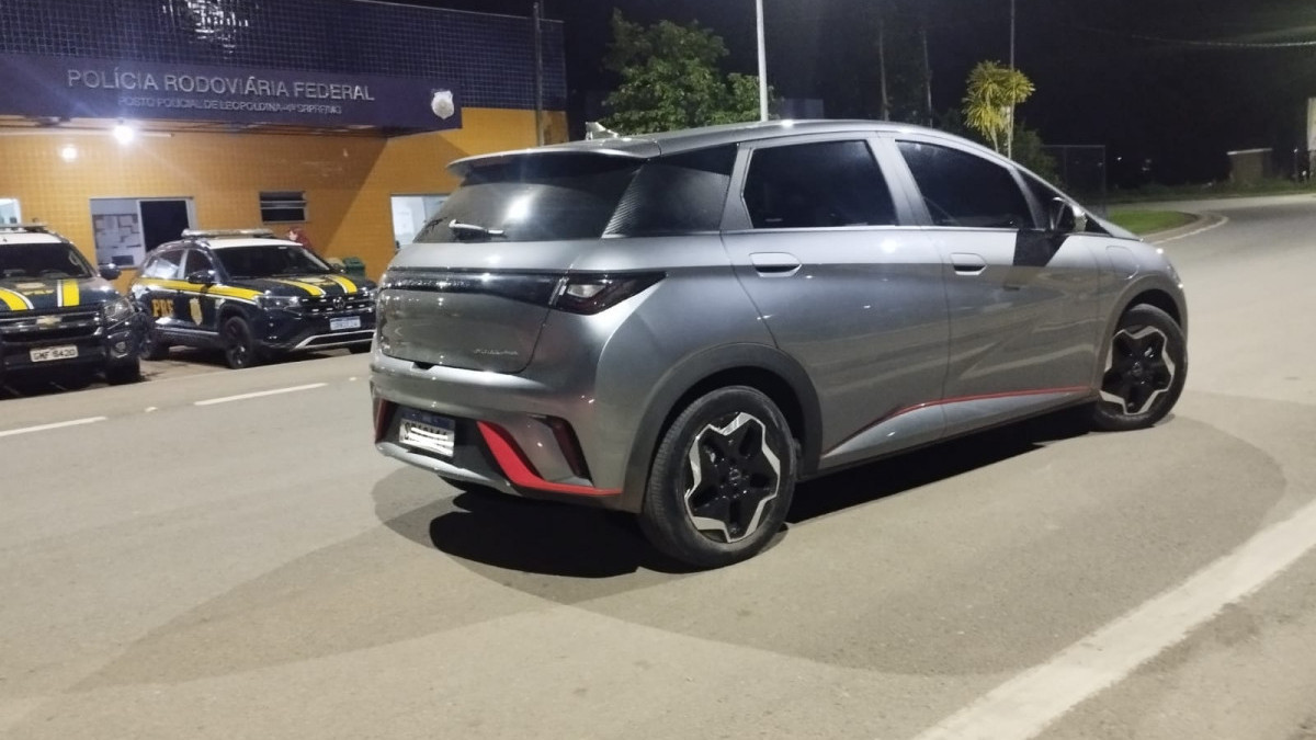 Carro recuperado em Leopoldina 