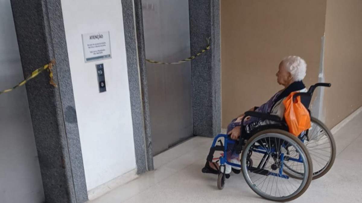 Idosa precisou aguardar retorno do elevador. 