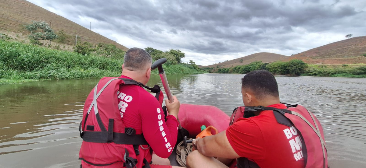 Bombeiros recuperando o corpo na represa.