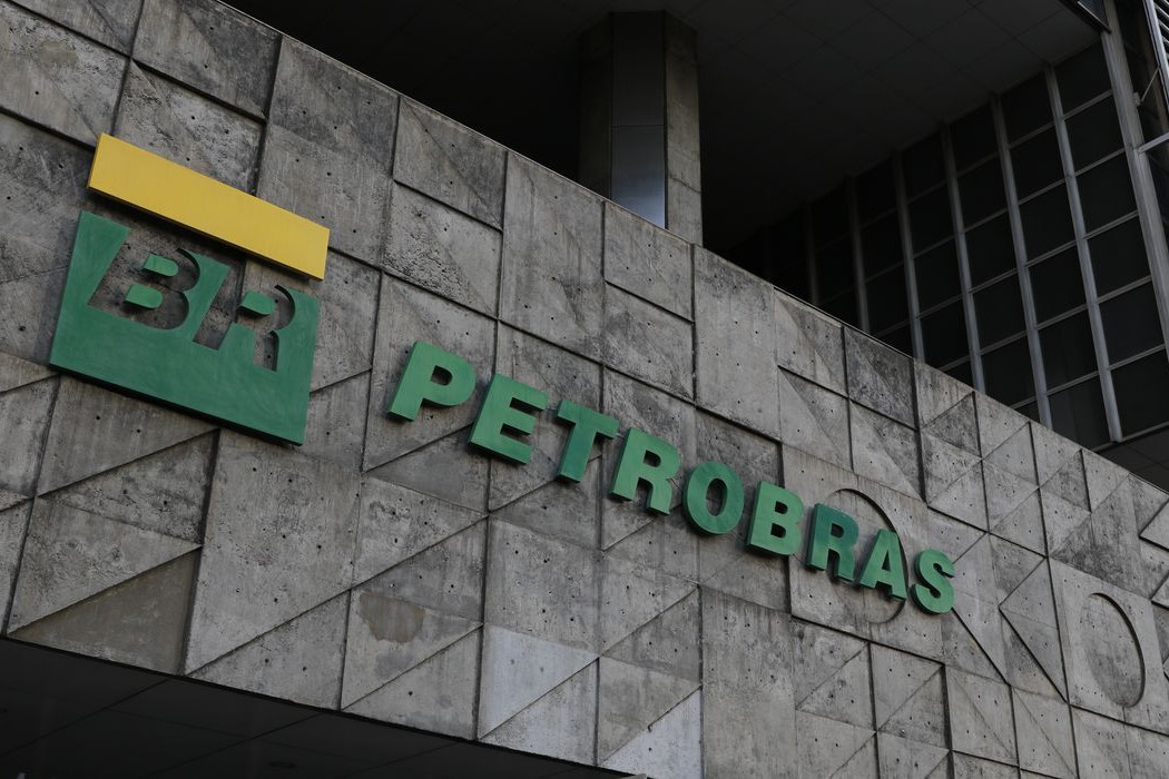 Funcion&aacute;rios da Petrobras entram em greve por tempo indeterminado