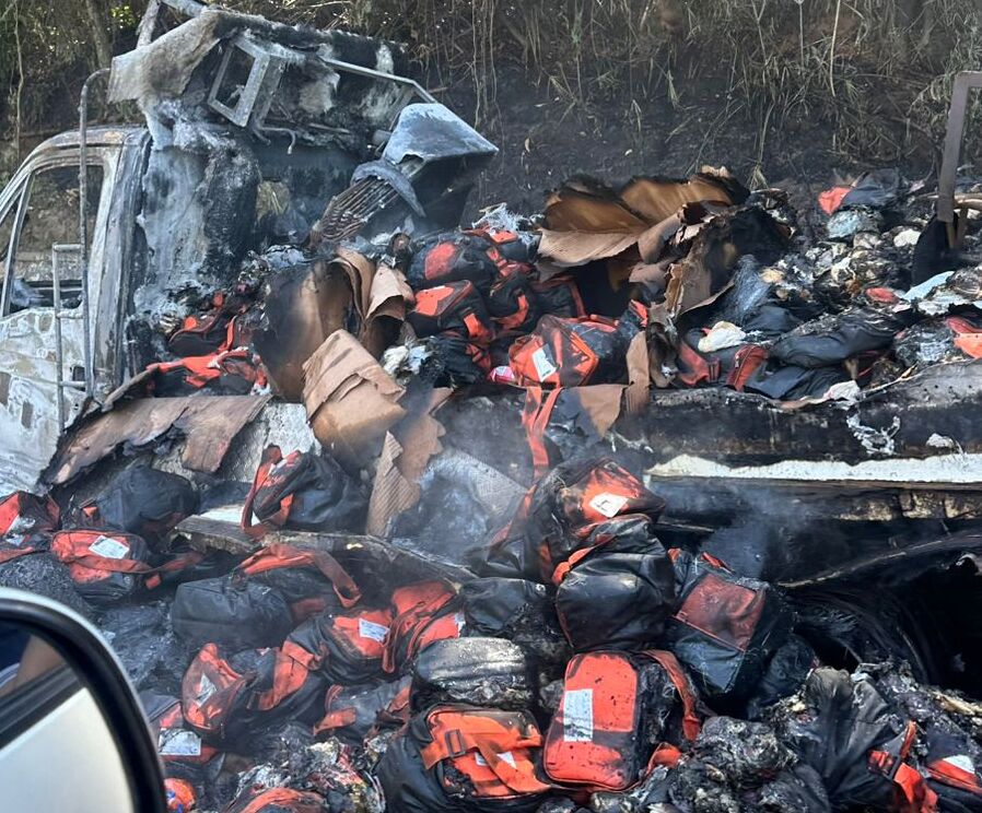 Incêndio de caminhão na Serra de Petrópolis