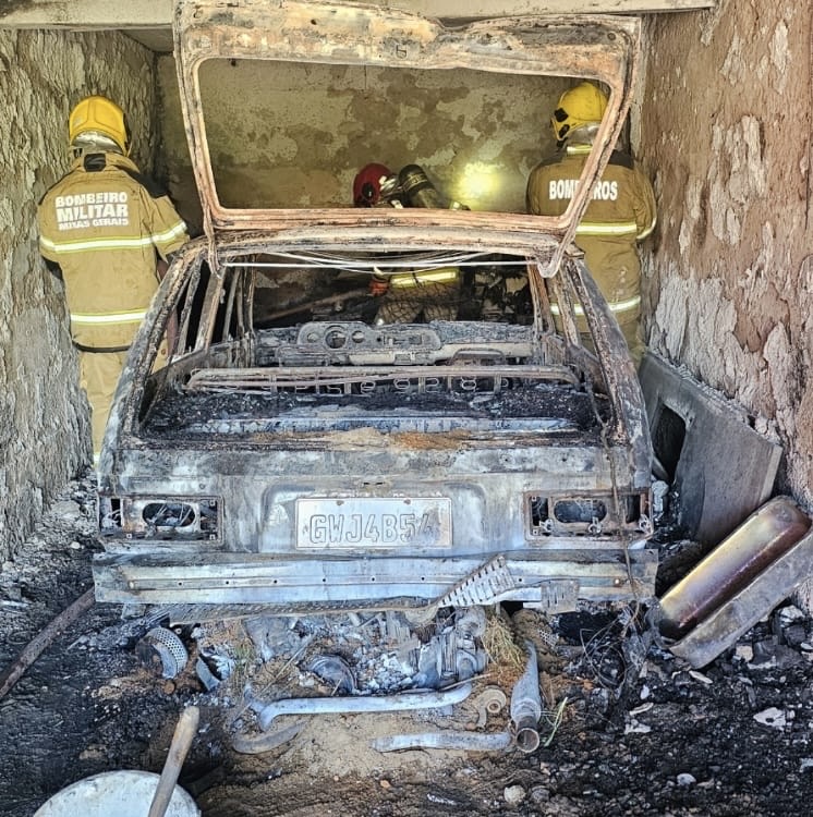 Carro pega fogo em Santos Dumont 