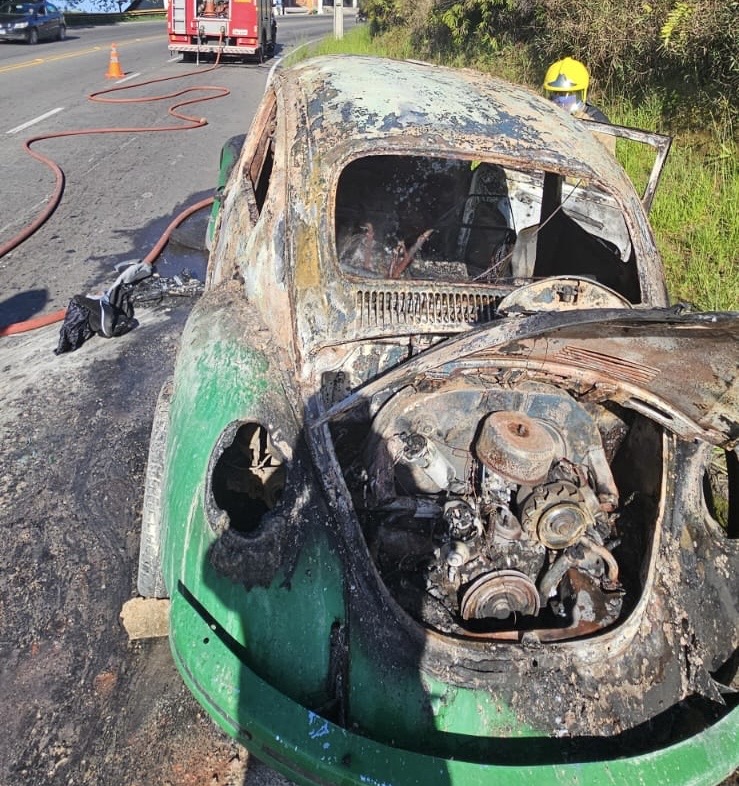 Carro incendiado em Juiz de Fora 