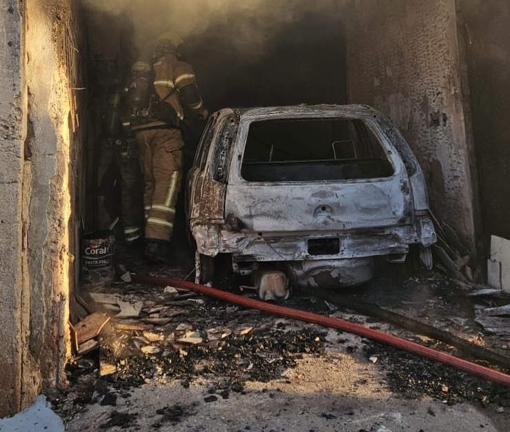 Carro que pegou fogo em Juiz de Fora 
