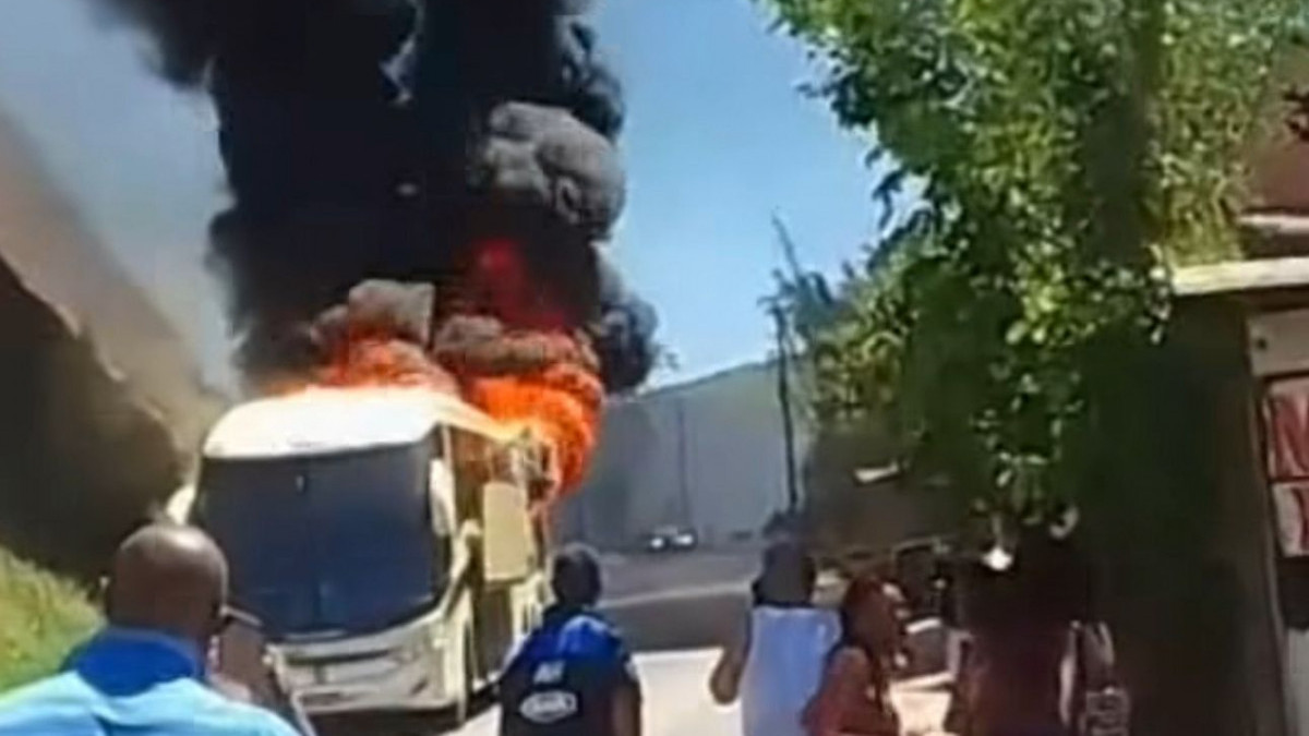 &Ocirc;nibus incendiado em Rio Pomba