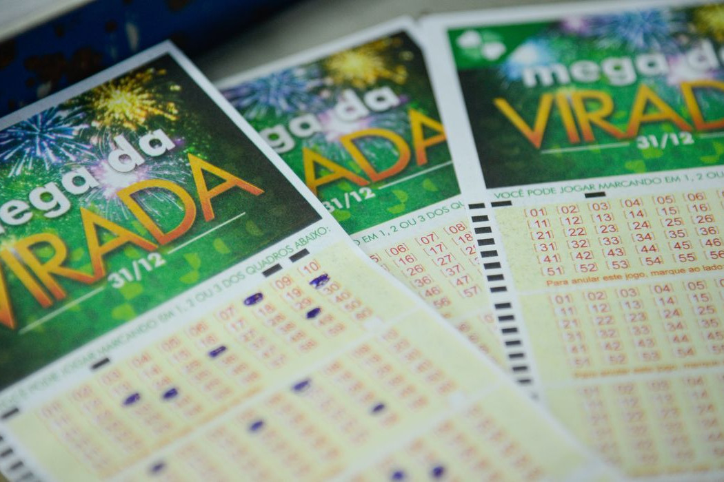 Lot&eacute;ricas ficam cheias em dia de sorteio da Mega da Virada