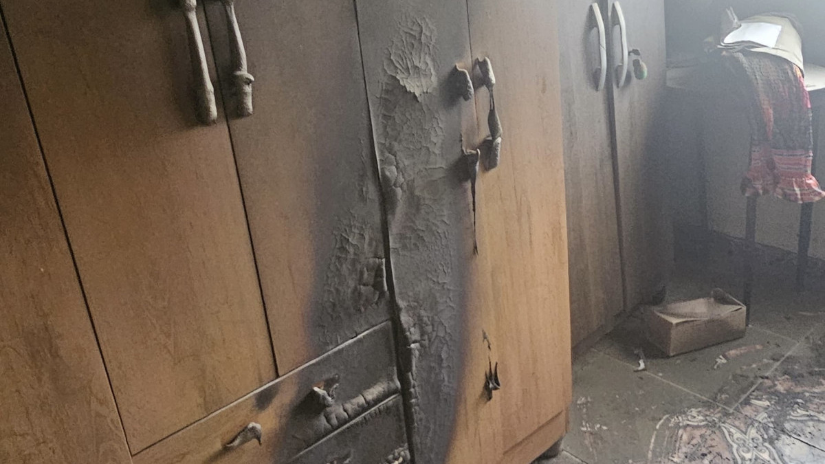 Arm&aacute;rio incendiado em Santos Dumont
