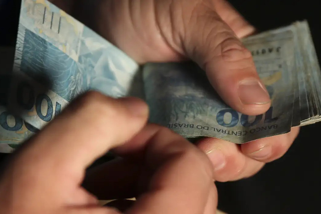 Brasileiros sacaram em dezembro R$ 429 milh&otilde;es esquecidos em bancos