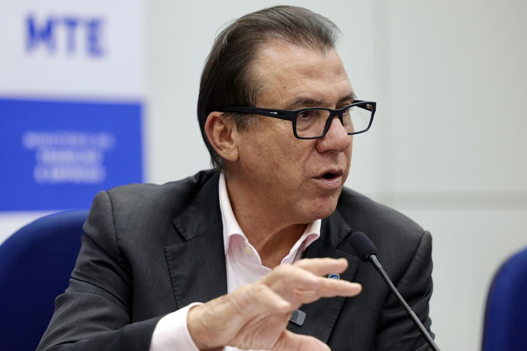 PECs da escala 6x1 n&atilde;o competem com proposta do governo, diz Marinho