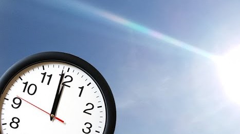 Rel&oacute;gio marcando 12h